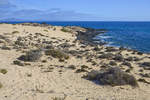 Seeblick von den Sanddünen in Parque Natural de Corralejo auf der Insel Fuerteventura in Spanien.