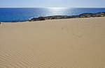 Seeblick von den Sanddünen in Parque Natural de Corralejo auf der Insel Fuerteventura in Spanien. Aufnahme: 18. Oktober 2017.