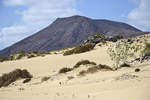 Blick auf Montana Roja südlich von Corralejo auf der Insel Fuerteventura in Spanien.