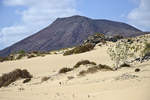 Blick auf Montana Roja südlich von Corralejo auf der Insel Fuerteventura in Spanien. Aufnahme: 18. Oktober 2017.