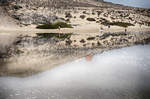 Spiegelung in der Lagune südlich von Costa Calma auf der Insel Fuerteventura in Spanien.