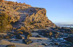 Felsen am Strand vor La Lajita auf der Insel Fuerteventura in Spanien.