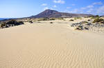 Fuerteventura, Spanien: Der Berg Montana Roja von El Jable aus gesehen.