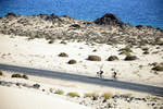 Wüstenlandschaft und Seeblick südlich von Corralejo auf der Insel Fuerteventura in Spanien.