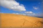 Die Dünen von Maspalomas. Aufnahme: Oktober 2009. Zum einen besteht der Sand aus Material, dass aus der Erosion der Felsenküste stammt, zum anderen besteht der Sand aber auch aus Schwemmmaterial welches durch den Barranco de Fataga transportiert wurde, als dieser noch viel Wasser führte. 