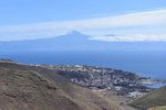 SAN SEBASTIÁN DE LA GOMERA, 30.03.2016, Blick auf die Inselhauptstadt; im Hintergrund der höchste Berg der Kanarischen Inseln, der Teide mit 3718 m, auf der Nachbarinsel Tenerife