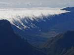 Blick vom Roque de los Muchachos ber die Caldera de Taburiente auf die von der Ostkste ber den Gebirgszug der Cumbre Nueva ziehenden Wolken (La Palma, Oktober 2013).