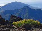Blick vom 2426 m hohen Roque de los Muchachos auf den 1857 m hohen Pico Bejenado und den im Hintergrund liegenden 14 km langen Gebirgszug der Cumbre Vieja, der im Südteil der Insel La Palma liegt