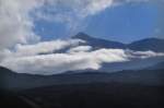 Teide mit tieflegenden Wolken von Ruigomez aus gesehen. Aufnahme: Oktober 2008.