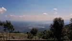 Blick vom Montserrat-Gebirge auf das hügelige Hinterland von Barcelona (E) während einer Wanderung.