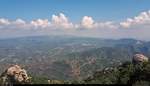 Blick vom Montserrat-Gebirge auf das hügelige Hinterland von Barcelona (E) während einer Wanderung.