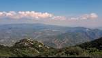 Blick vom Montserrat-Gebirge auf das hügelige Hinterland von Barcelona (E) während einer Wanderung.