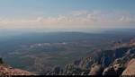 Ziel der Wanderung erreicht:  Oben angekommen, bietet sich ein wunderbarer Blick vom Montserrat-Gebirge auf das hügelige Hinterland von Barcelona (E).