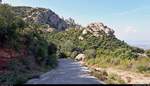 Blick auf das Montserrat-Gebirge in der Provinz Barcelona (E), ein Teil des Gebirgszuges Serralada Prelitoral Catalana ( Katalanisches Vorküstengebirge ), während einer Wanderung.