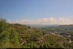 Blick von der engen Straße zum Kloster Montserrat (E) auf das hügelige Hinterland von Barcelona.