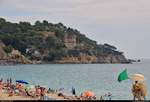 Blick vom Strand der Stadt Lloret de Mar (E), gelegen am Mittelmeer (Costa Brava), Richtung Osten mit dem Castell d'en Plaja.