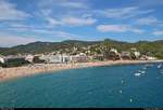 Blick auf den Strand des Seebades Tossa de Mar (E) am Mittelmeer (Costa Brava).