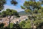 Blick von der Burg auf das Seebad Tossa de Mar (E) am Mittelmeer (Costa Brava), das von den Bäumen ein wenig verhüllt wird.