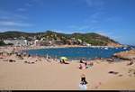 Blick auf den Strand des Seebades Tossa de Mar (E) am Mittelmeer (Costa Brava).