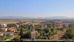 Blick vom Castell de Sant Ferran auf den Stadtrand von Figueres (E) mit umgebender Landschaft.