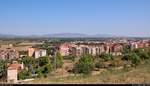 Blick vom Castell de Sant Ferran auf den Stadtrand von Figueres (E) mit umgebender Landschaft.