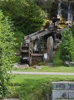 W�hrend der Schifffahrt �ber den Achensee ist mir dieses Wasserrad unter einem Wasserfall am Ufer des Achensees aufgefallen.