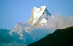 Machapuchare (6997 Meter) gehört zum Annapurna-Massiv und liegt 25 km nördlich von Pokhara. Bild vom Dia. Aufnahme: September 1988.