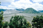 Bromo (rauchender Krater links) mit Batok (rechts vorne). Bild vom IDa. Aufnahme: März 1989.