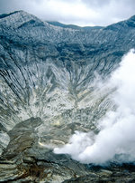 Krater des Bromo-Vulkans auf Java. Bild vom Dia. Aufnahme: März 1989.