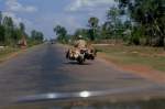 Kurz vor Erreichen von Siem Reap war die Strasse asphaltiert. Hier ein Motorrad beladen mit viel Geflgel vor dem Toyota, mit dem ich von Poipet nach Siem Riep fuhr, mit Rechtssteuerung, also aus Thailand, - in Kambodscha herrscht Rechtsverkehr und einer gesprungenen Windschutzscheibe. (Mai 2006)