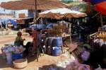 Eine  Tankstelle  an der Hauptstrasse von Aranyaprathet in Thailand nach Siem Reap in Kambodscha.