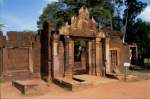 Die Zugangspforte zu einem der kleinen, noch relativ gut erhaltenen Tempel in der antiken Tempelanlage von Angkor, mit seinen bis heute ber 1.000 ausgegrabenen Tempel. (Mai 2006)