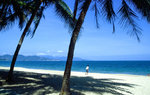 Am Strand vor Nha Trang in Vietnam. Bild vom Dia. Aufnahme: Januar 2001.