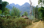 Landschaft bei Mai Chau westlich von Hanoi. Bild vom Dia. Aufnahme: Januar 2001.