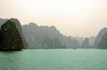 Dämmerung in der Halong Bucht.