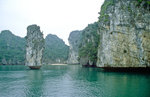 Inseln und Felsen in der Halong-Bucht. Bild vom Dia. Aufnahme: Januar 2001.