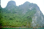 Karstkarren als allgegenwärtige Verwitterungsform des Kalksteins und Dolomits in der Halong-Bucht. Bild vom Dia. Aufnahme: Januar 2001.