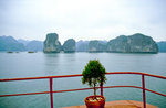 Inseln und Felsen in der Halong-Bucht. Bild vom Dia. Aufnahme: Januar 2001.