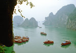 Inseln und Felsen in der Halong-Bucht.