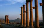 Blick aus der antiken Ruinenstadt der Oase Palmyra in der syrischen Wste, kurz nach Sonnenaufgang, auf die arabische Zitadelle im Mai 1986