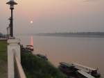 Sonnenuntergang ber dem Mekong im Norden Thailands in Nong Khai. Der Mekong bildet hier auch die Grenze zu Laos auf der gegenberliegenden Fluseite. (Mrz 2010)