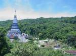 Im Norden Thailands liegt der Nationalpark von Doi Inthanon, der hchsten Berg Thailands mit 2.565 Metern, ein Auslufer des Himalaya. Hier befindet sich der Phra Mahathat Napapon Phumsiri Chedi, der an den 60. Geburtstag von Knigin Sirikit erinnert. (Mrz 2006)