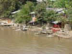 Ein thailndisches Dorf am Flu im Norden Thailands am 13.11.2006
