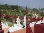 Blick aus einem Ausstellungspavillon ber einen kleinen Teil des Ausstellungsgelnde und die Berge im Norden Thailands in der Nhe von Chiang Mai (01.11.2006)