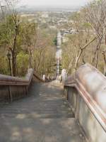 Wer mchte, kann diese Treppe nehmen, um auf den Gipfel des 265 Meter hohen erloschenen Vulkans Khao Kradong zu gelangen.