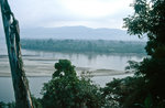 Mekong am Goldenen Dreieck von Thailand aus gesehen. Im Hintergrund ist das Staatsgebiet von Laos zu sehen. Bild vom Dia. Aufnahme: Februar 1989.