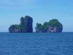 Felsformationen die unmittelbar in der Andaman See in Sdthailand aus dem Wasser aufsteigen.