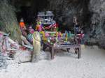 Ein Tempel-Heiligtum auf der Insel Krabi im April 2006