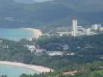 Blick auf die Bucht von Kata (vorne) und Karon (dahinter) im Sden der Insel Phuket am 17.10.2006