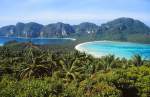 Blick auf Ko Phi Phi Don, die größte Insel der thailändischen Ko-Phi-Phi-Inselgruppe.